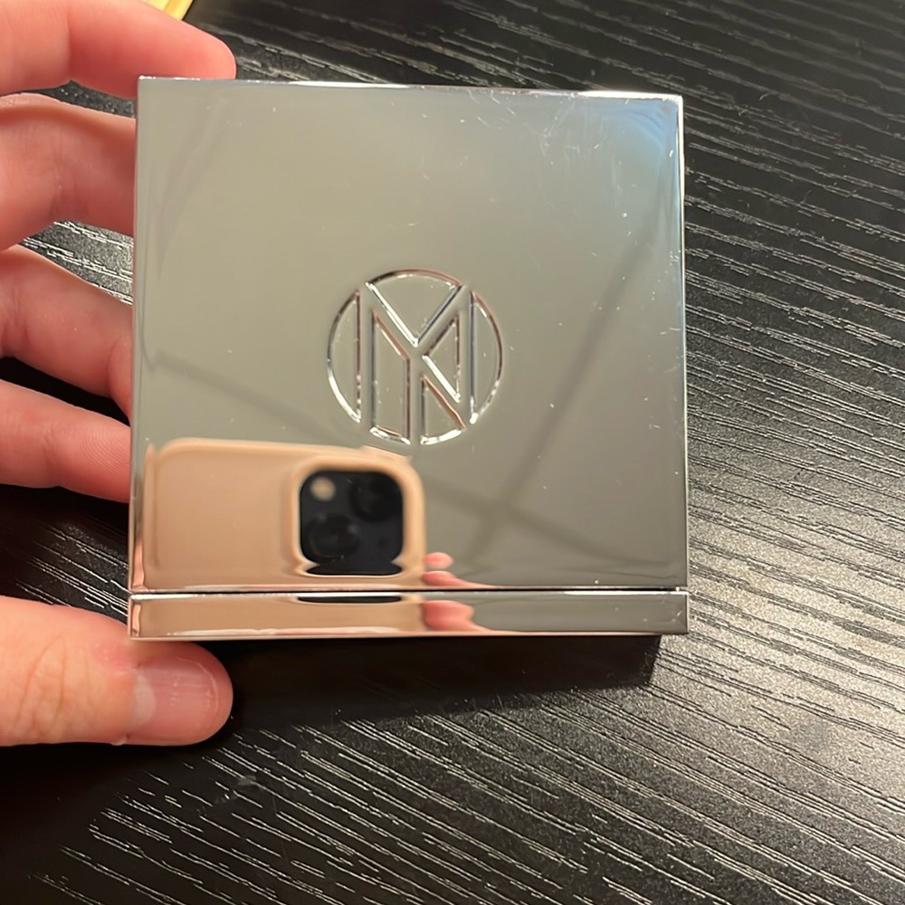 “Color Boss Squad” IL Makiage eyeshadow palette